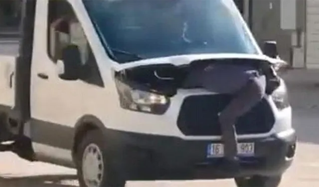 Seyir halindeki motorun üstündeki tamirci herkesi şaşkına çevirdi
