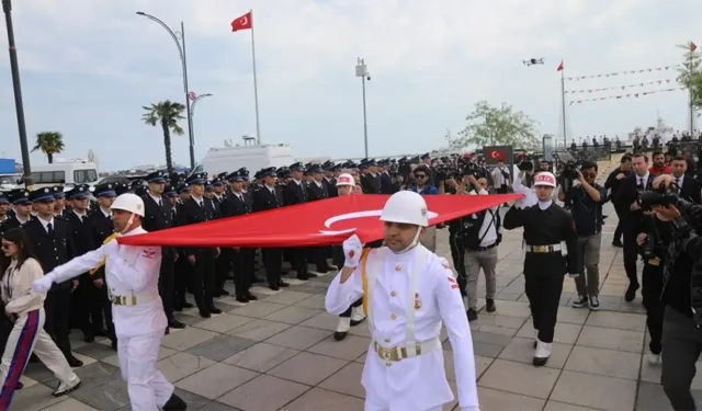 Atatürk’ü temsil eden Türk bayrağı Samsun’da karaya çıkarıldı