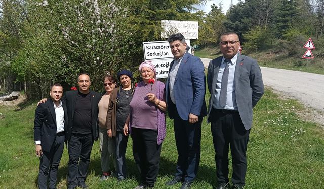 CHP’li Solmaz köy köy gezip annelere karanfil dağıttı