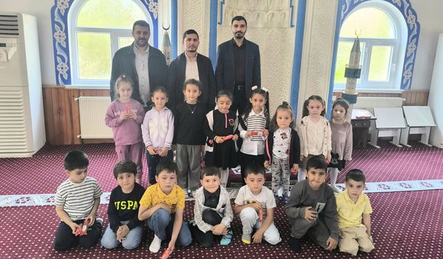 Çorum'da minik öğrenciler camide bir araya geldi