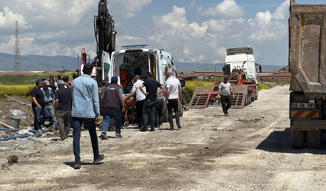 İnşaatta göçük paniği: Toprak altında kalan işçiyi arkadaşları kurtardı