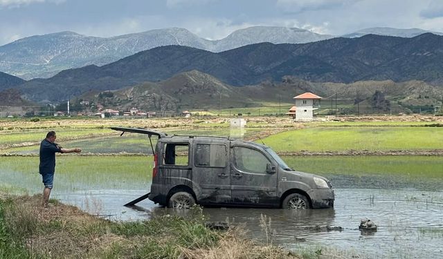 Osmancık’ta otomobil çeltik tarlasına uçtu