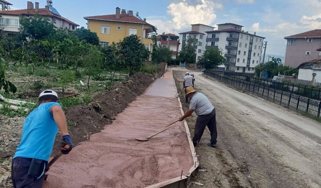 Şenyurt Mahallesi'nde kaldırım çalışmaları sürüyor