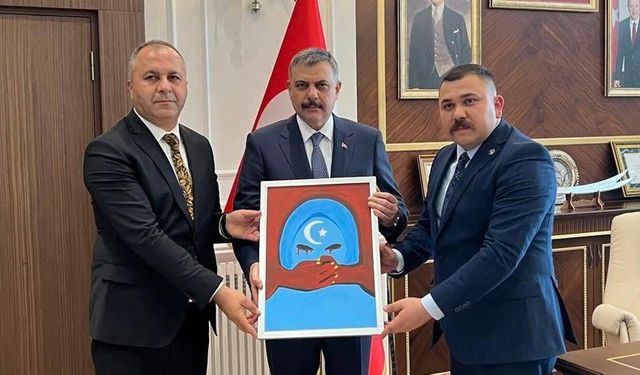 Ülkü Ocakları’ndan İçişleri Bakanı Mustafa Çiftçi’ye anlamlı hediye