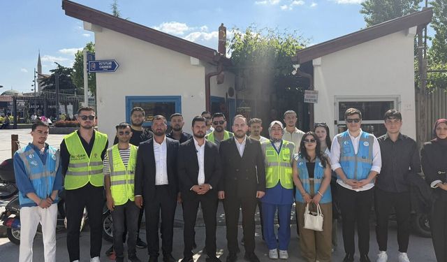 AK Parti Gençlik Kolları'ndan Vatandaşlara Limonata İkramı