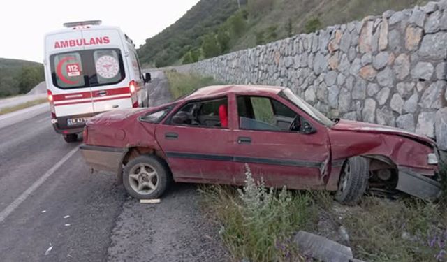 Otomobil istinat duvarına çarptı