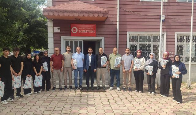 Umre ödüllü bilgi yarışmasında dereceye giren öğrencilere ödül