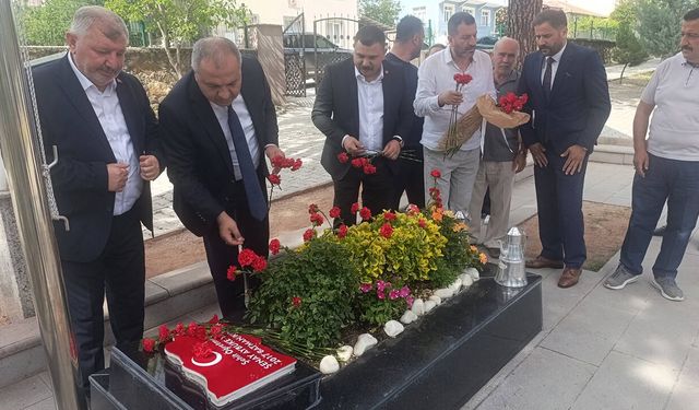 MHP heyeti Şehit Öğretmen Şenay Aybüke Yalçın'ı kabri başında andı