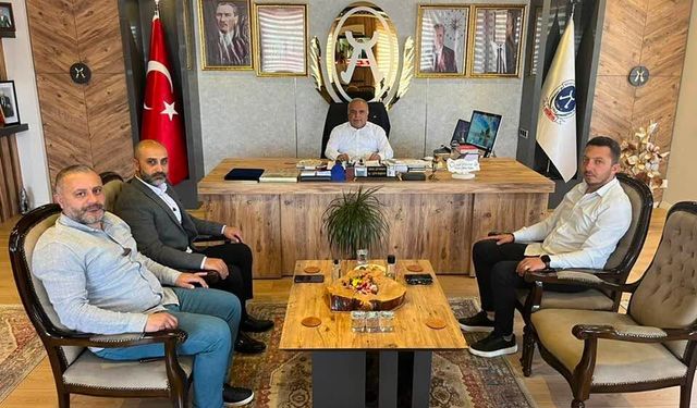 İsmail Çetinkaya misafirlerini makamında ağırladı