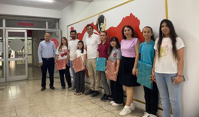 Murat Peker, dereceye giren öğrencileri ödüllendirdi