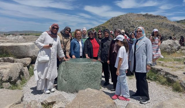 AK Parti Kadın Kolları’ndan Hattuşa ve Yazılıkaya’ya Ziyaret