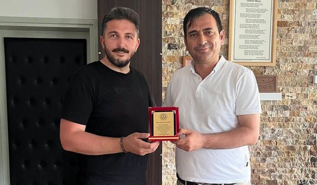 Müzik öğretmeni Orhan Barış Tunç’a plaket