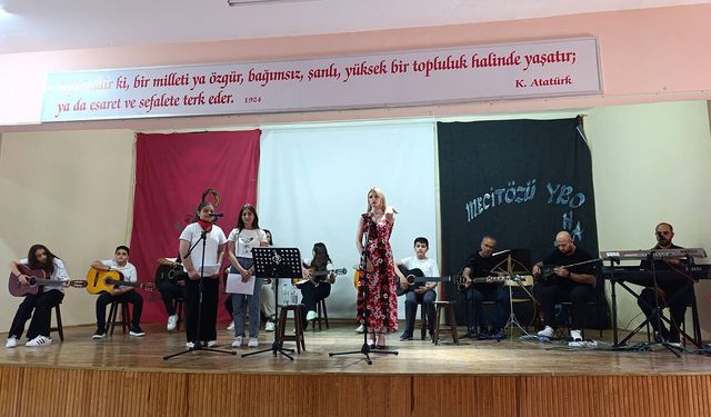 Öğrencilerle halay çekip, müzik şenliğine renk kattılar