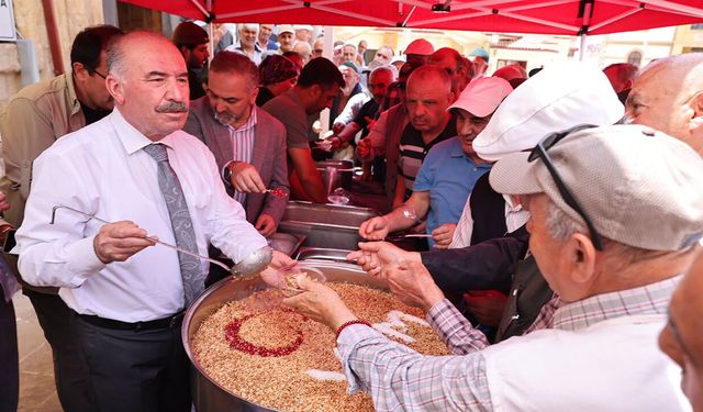 Vali Çalgan vatandaşlara aşure ikram etti