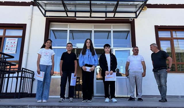 Nenehatun Ortaokulu’ndaki bu öğrenciler sınıf birincisi oldu