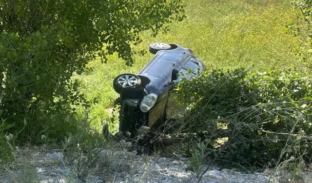 Otomobil menfeze düştü: Baba ve oğlu kazayı ucuz atlattı