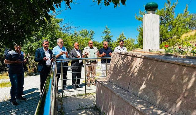 AK Parti Heyeti Yerliköy’de İbrahim İpek Efendi’yi andı