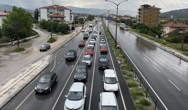 Çorum'da bayram dönüşü D-100 kara yolunda trafik yoğunluğu devam ediyor