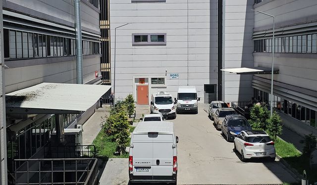 Çorum'da otomobil devrildi: Anne öldü, baba ve oğlu yaralandı