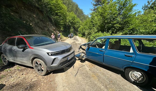 Çorum'da çarpışan iki otomobildeki 5 kişi yaralandı