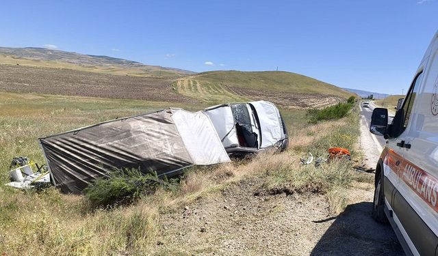 Çorum'da tarlaya devrilen kamyonetteki 2 kişi yaralandı