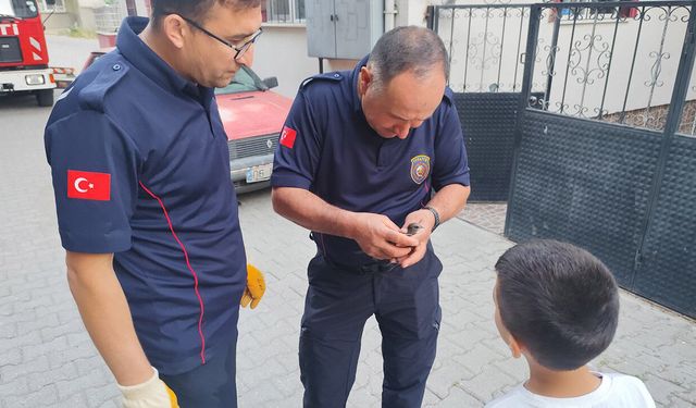 Binanın çatısına sıkıştı, itfaiye ekiplerince kurtarıldı