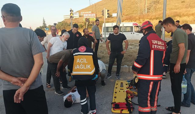 Çorum'da otomobil ile motosikletin çarpıştığı kazada 3 kişi yaralandı