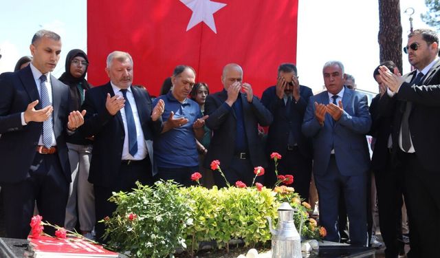 Şenay öğretmen şehadetinin 9. yıl dönümünde kabri başında anıldı