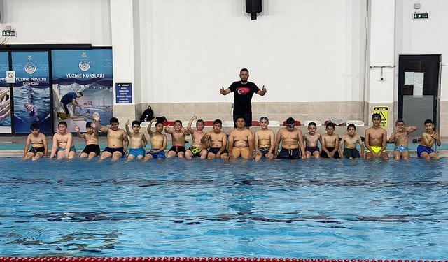 Çorumlu öğrenciler Tosya'da havuzda serinledi