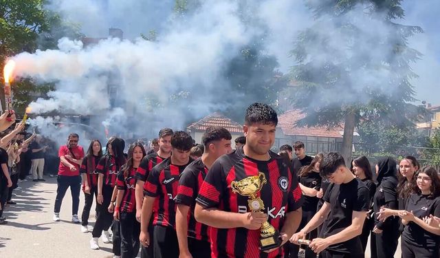 Türkiye şampiyonu olan öğrenciler Çorum'da meşalelerle karşılandı