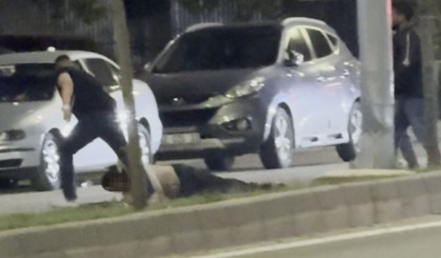 Sosyal medya bu görüntüyü konuşuyor: Eli bıçaklı magandayı tek tokatla bayılttı