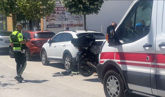 Yolun karşısına geçmek isteyen yayaya motosiklet çarptı