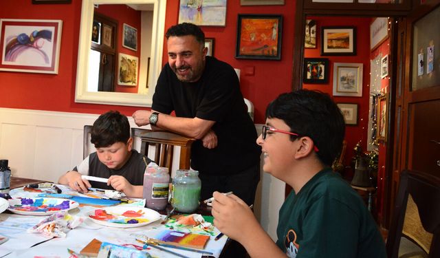 Çorum’da ailece sanat üretiyorlar: Hikayesi berber dükkanında başladı