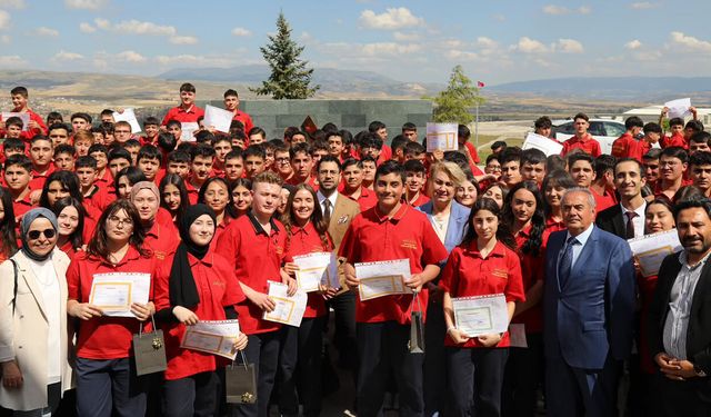 Ahlatcı Kuyumculuk Mesleki Eğitim Merkezi’nde karne heyecanı