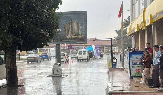 Çorum’da sağanak vatandaşlara zor anlar yaşattı
