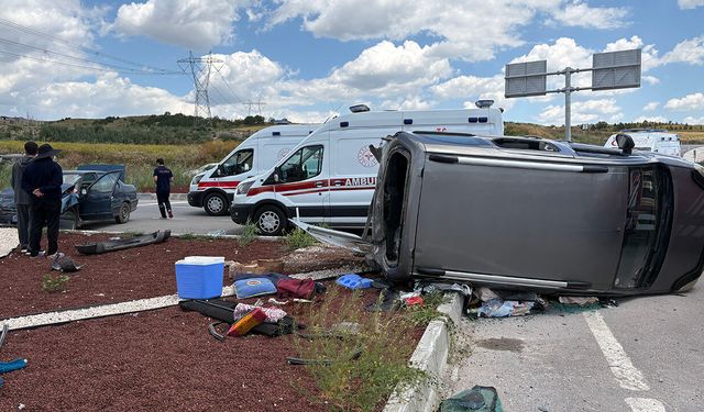 Çorum'da can pazarı: Kavşaktaki şiddetli çarpışmada ticari araç takla attı