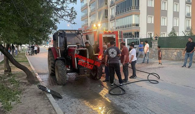 Park halindeki traktörden yükselen dumanlar paniğe neden oldu! İşte yangının çıkış nedeni