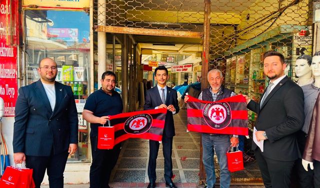 Genç Refah esnaf ziyaretlerinde Çorum FK bayrağı dağıttı