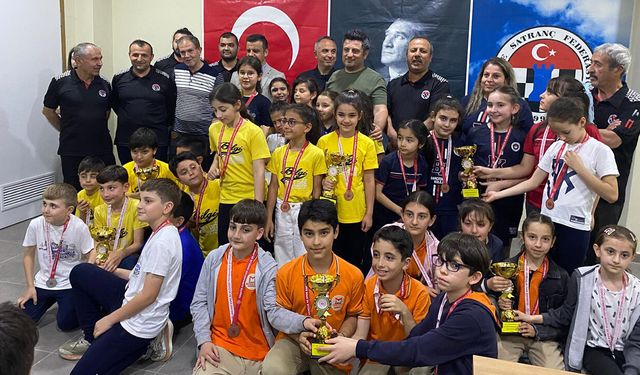 Minik satranç ustaları sahnedeydi: Şampiyonlar kupalarına kavuştu