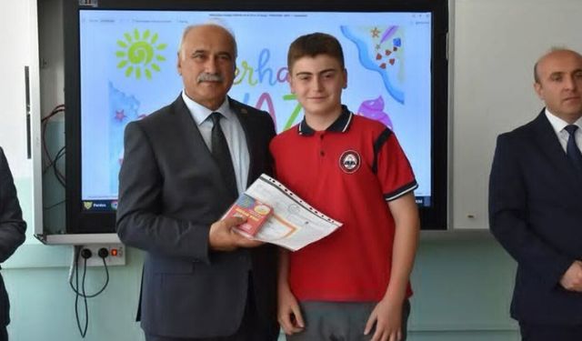 Çizikci öğrencilerin karne sevincine ortak oldu