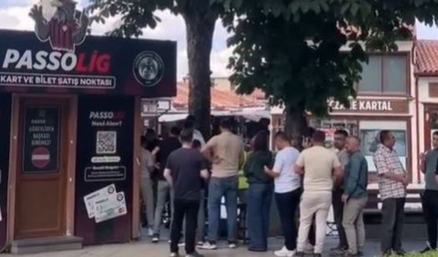 Süper Lig heyecanı başladı: Kombineler için uzun kuyruklar oluştu