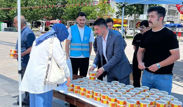 Ülkü Ocakları’ndan aşure ikramı