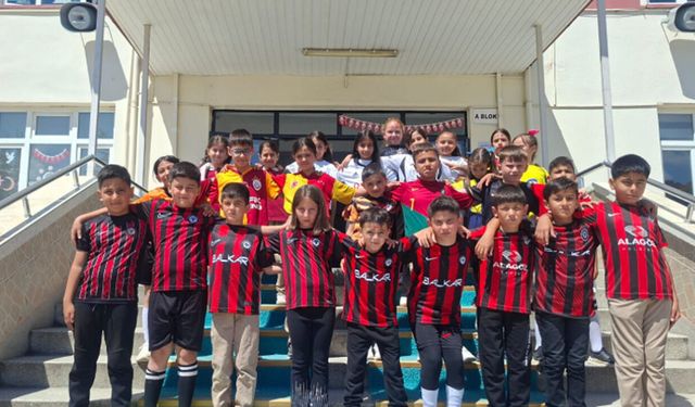 Öğretmen Mukadder Akaydın İlkokulu’nda Çorum FK sevinci yaşandı