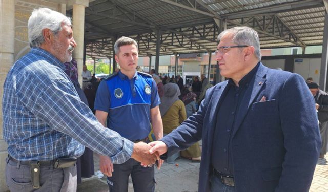 Ahmet Bahadır Ünlü sebze pazarında esnaf ve vatandaşlarla buluştu