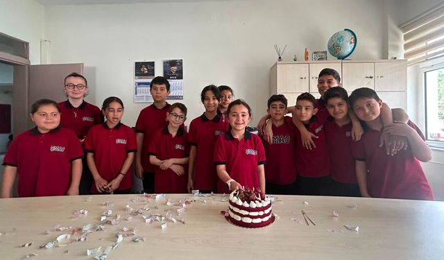 Başarılı öğrenci pasta ile ödüllendirdi