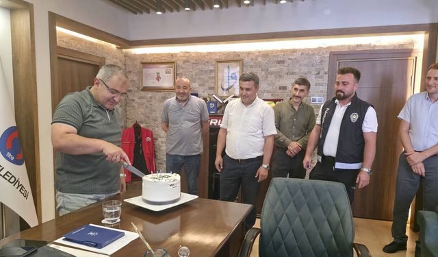 Başkan Ünlü'ye doğum günü sürprizi