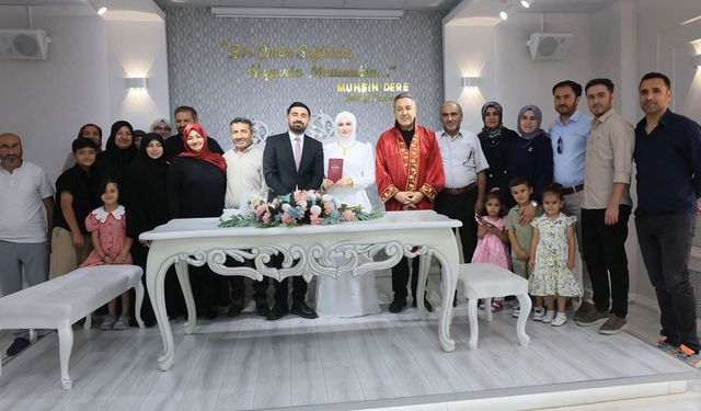 Başkan Muhsin Dere genç çiftin nikahını kıydı