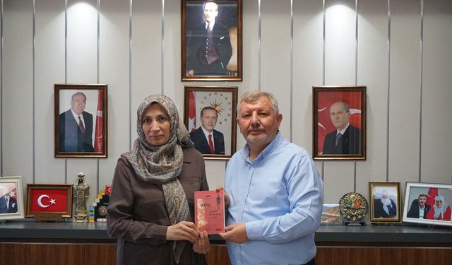 Reyyan Rukiye Çakır’dan Ahmet Gelgör’e kitap hediyesi