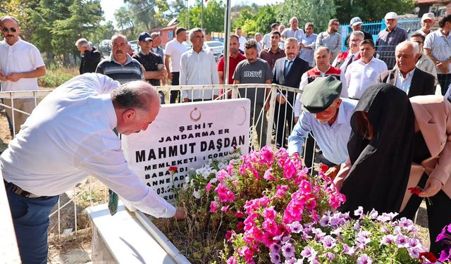Şehidin babasıyla kabri başında buluştular! Şehit aileleri devletimizin baş tacıdır