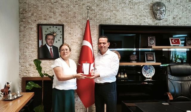 Mustafa Göncü'den emekliye ayrılan kurum avukatına plaket